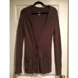 Mid-length cardigan with large buttons